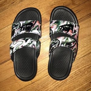 Women’s sz 7 Nike Benassi Duo Ultra Slide Sandal